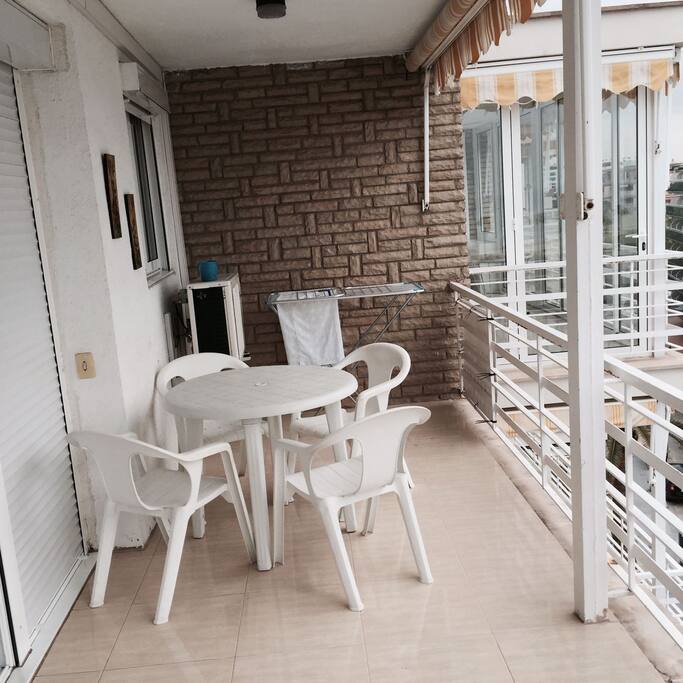 Terraza con mobiliario