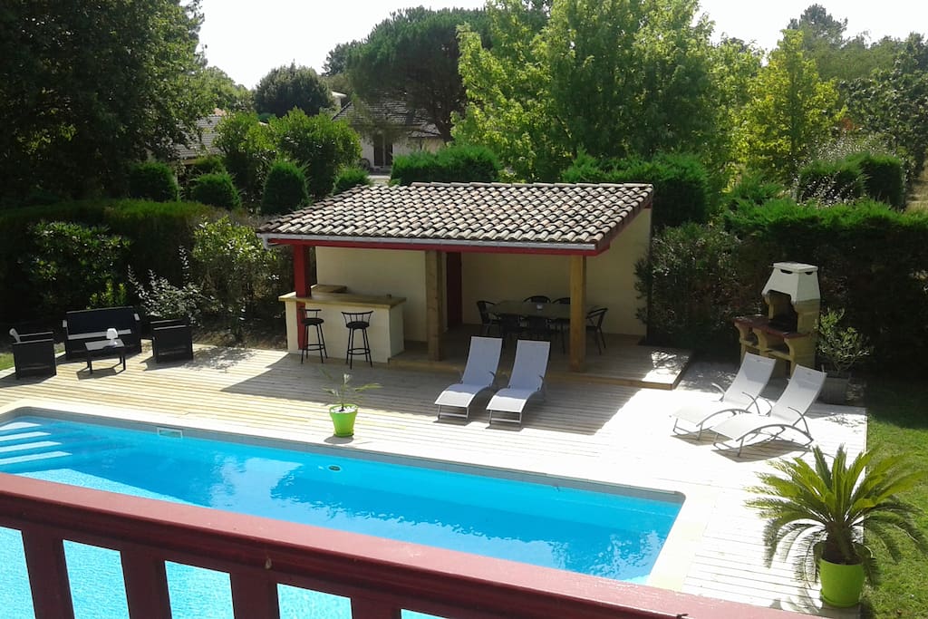 Piscine et terrasse/bar avec barbecue en dur