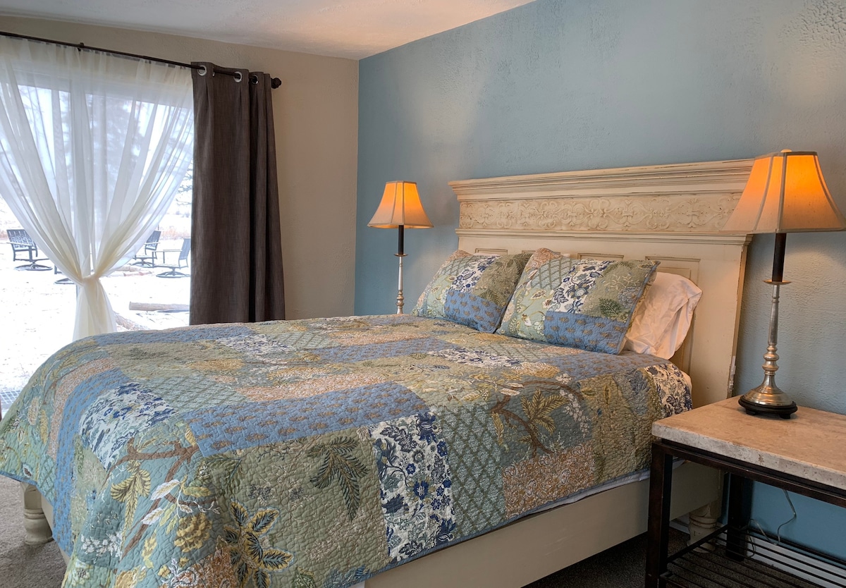 ¡No tienes que preocuparte por escuchar el despertador del pollo desde esta cama súper cómoda!  En realidad, los pollos no se escuchan fácilmente desde donde están, ¡pero esta cama es súper cómoda!