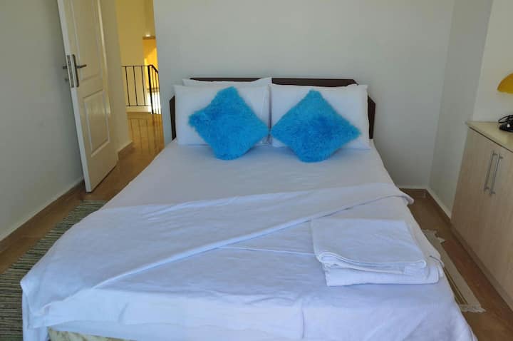 Un dormitorio con cama doble.
