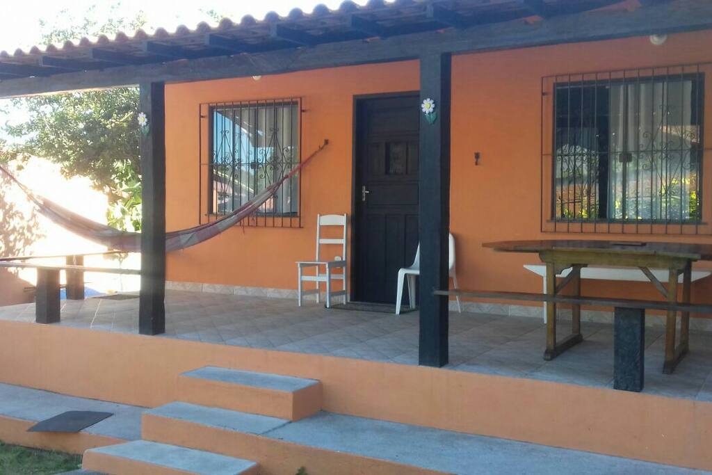 A varanda dá casa com aquela rede para aproveitar a fresquinha e relaxar...