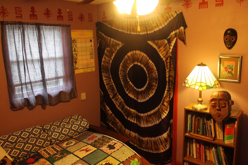 Purple Room. Full Size Futon. Closet Space. Wifi.