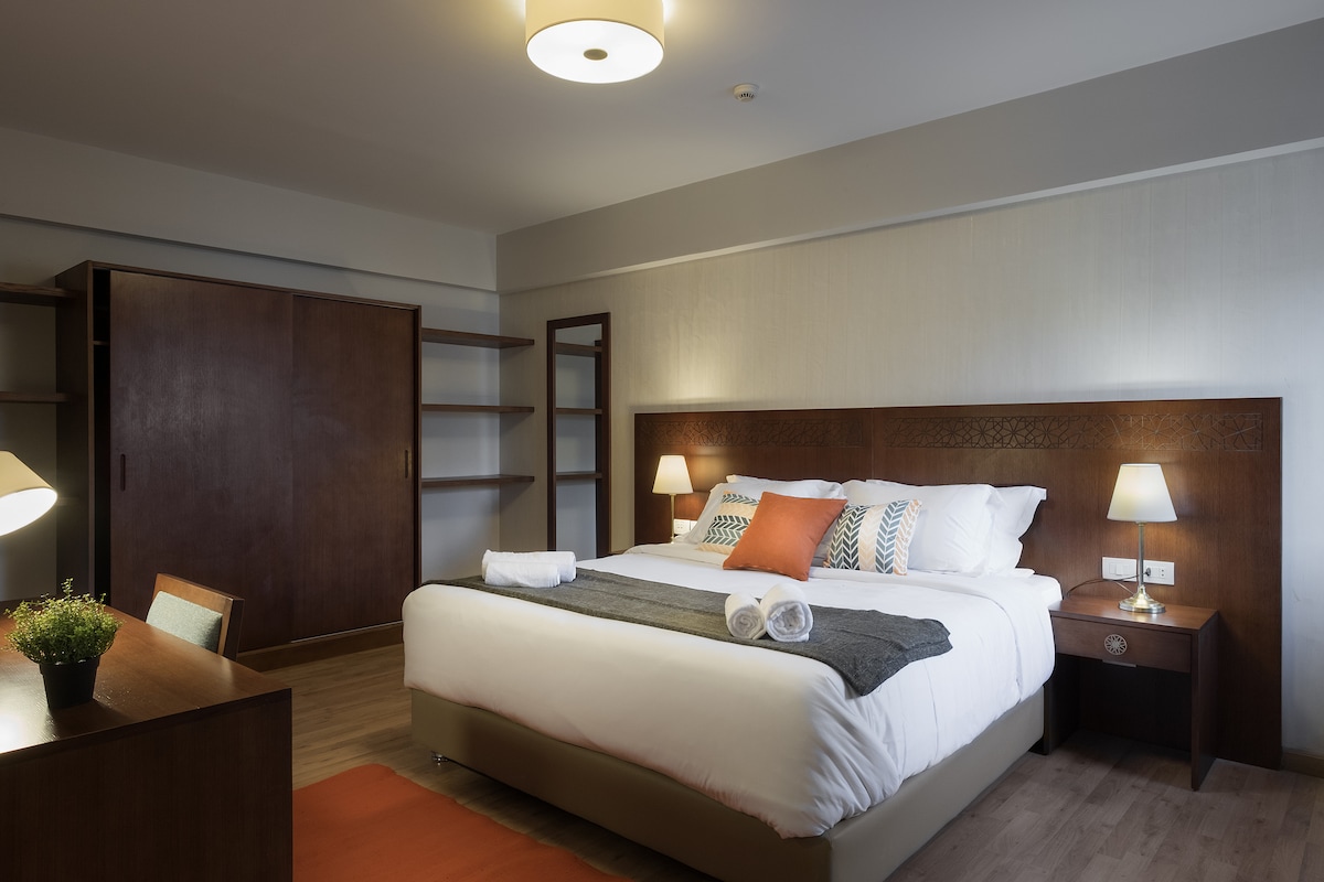 استمتع بالراحة! تخلق المصابيح بجانب السرير زاوية قراءة مثالية.
