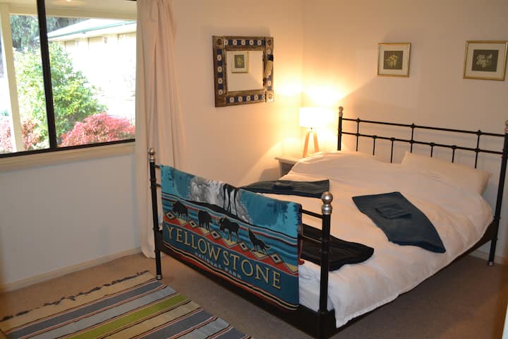 Მთავარი საძინებელი: საწოლი 152 × 203 სმ