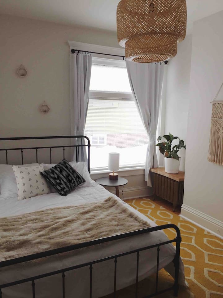 Საძინებელი + დედოფლის ზომის საწოლი