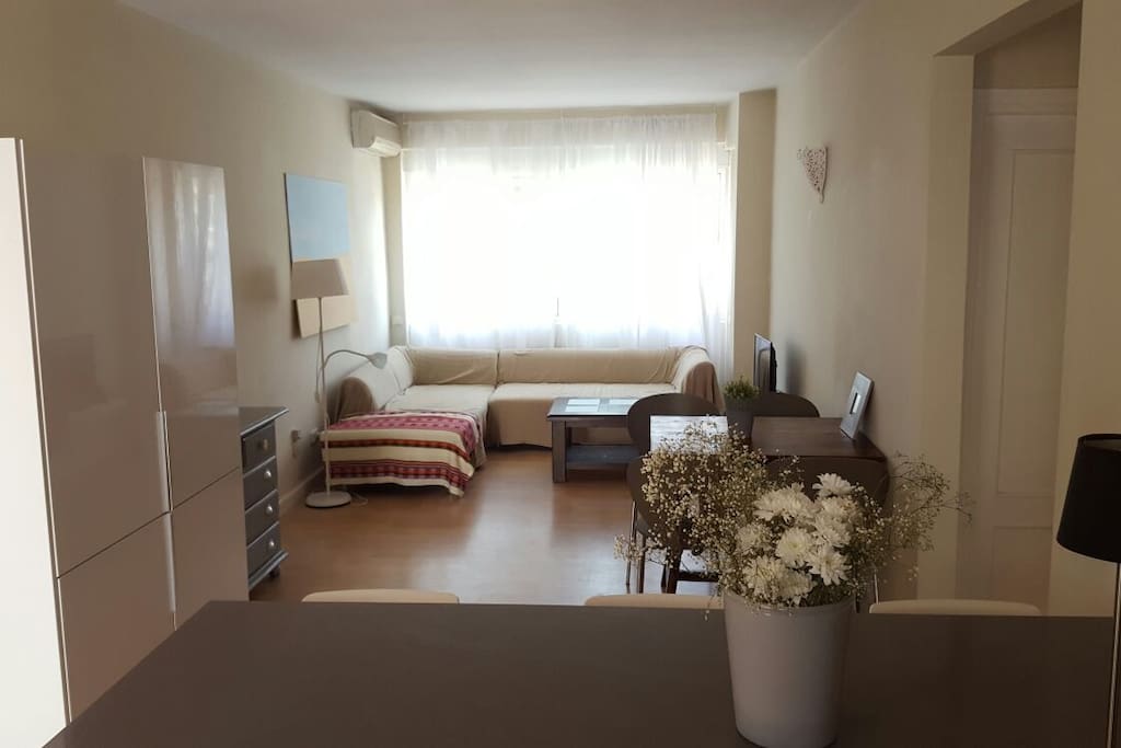 Living room with lounge sofa, equipped with flatscreen tv & wifi