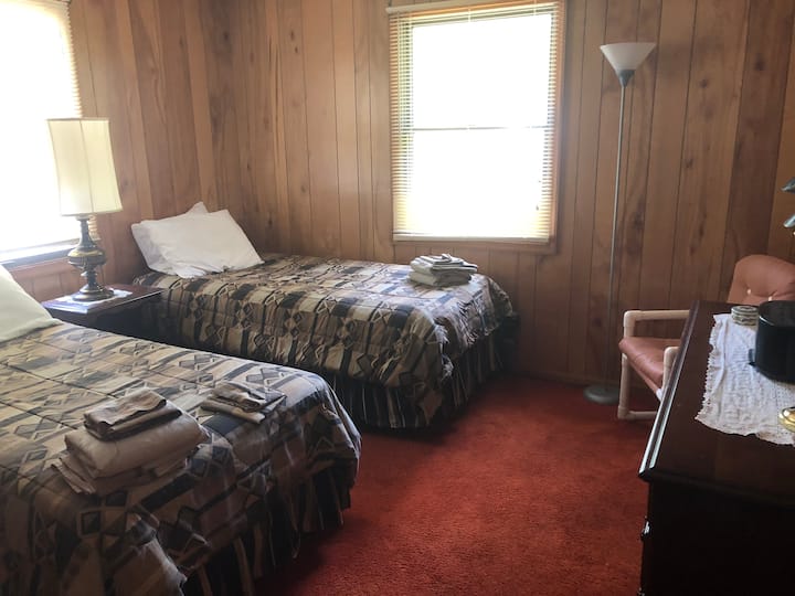 Seconda camera (di tre) con due letti singoli.