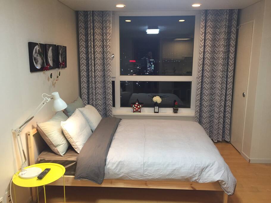 A comfortable queen(150*200) bed. 안락한 퀸베드