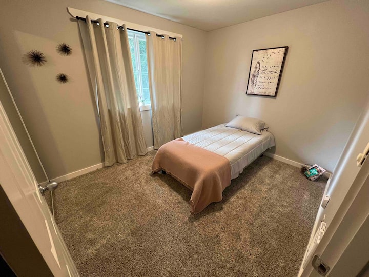 Este dormitorio en realidad tiene dos camas individuales. (Las fotos se actualizarán pronto)
La primera cama individual tiene una cabecera de hierro blanco de granja y ambas camas individuales están en los marcos de las camas.