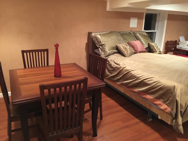 Cómoda cama y mesa y 4 sillas