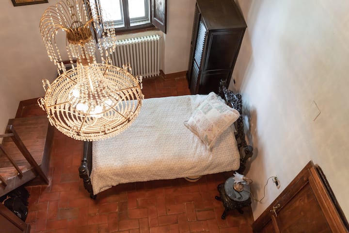 Tavani shumë i lartë i kësaj dhome ka një zonë të vogël të ndërmjetme ku mund të ngjitesh dhe të dremitësh në një krevat ditor për t 'i shpëtuar turmave (duke u tallur me turmat). 