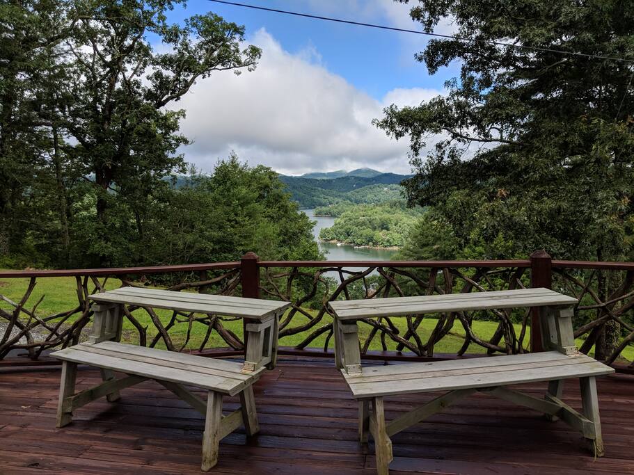 Convertible bench seats on the main deck! Convert from benches to bar rail tables for sunset happy hour, or connect them together to make a picnic table that seats six!