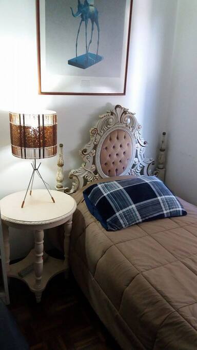 Quarto com cama de solteiro