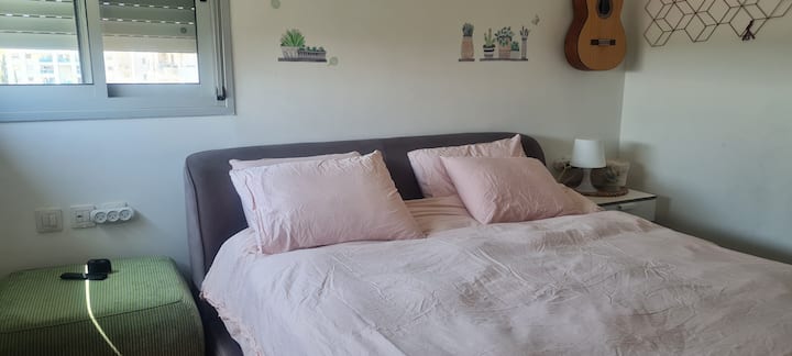 เตียงคู่ใหม่ที่สะดวกสบาย (1.60/2 .00) เรียบง่ายด้วยที่นอนใหม่ที่หนาและมีคุณภาพสูงและเมมโมรี่โฟม