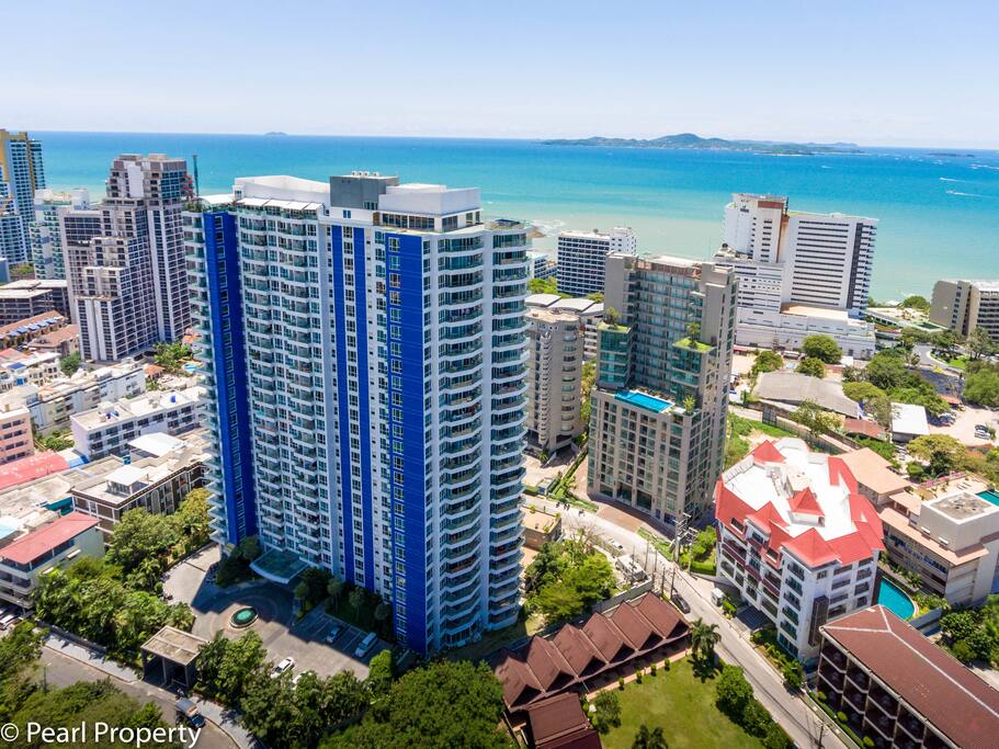 The Condo is very close to the Beach and offers amazing Sea Views.