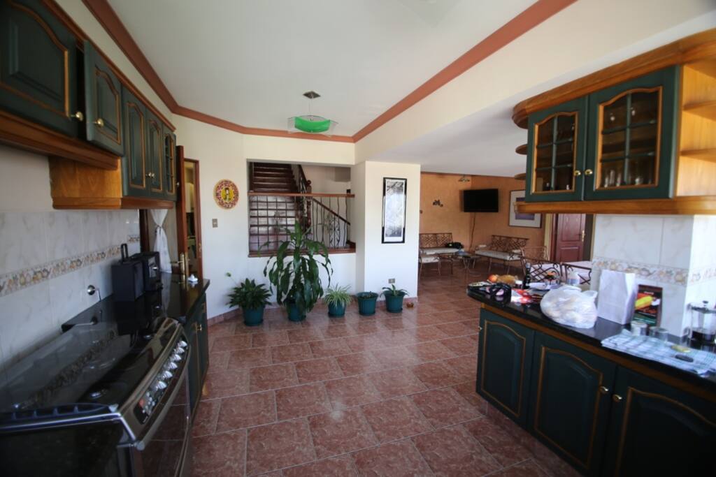 The open kitchen with a view on the stairway - La cocina abierta con una vista a las escaleras