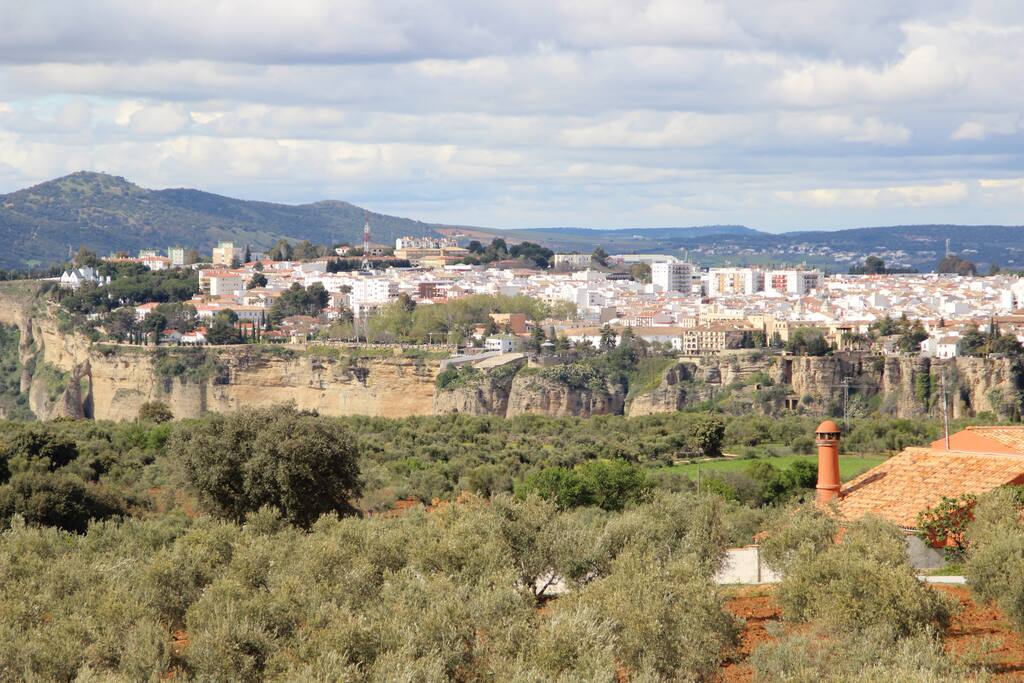 Vista al Tajo, sierra y a la ciudad de Ronda desde el alojamiento