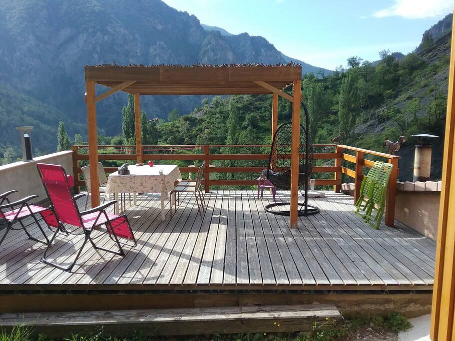 Terrasse ensoleillée et équipée pour le farniente.