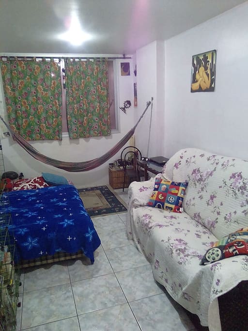 Sala com sofá cama e rede de dormir