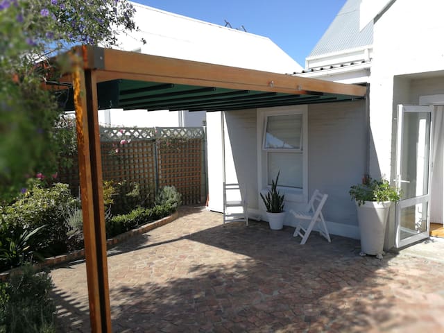 Bright Beach Cottage