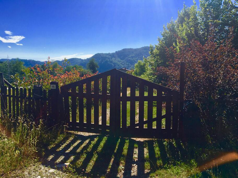 Il cancello della tenuta.