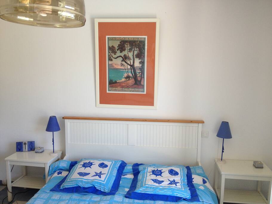 Vue de la chambre et du lit
