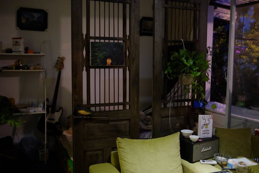 Creative way in spliting and combining space, unique way to pairing old dark wooden doors and new clean white glass barn door in to a place full of contrast