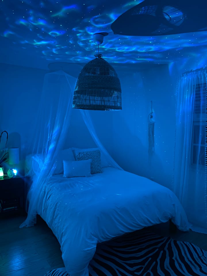 مرحبًا بك في غرفة النوم الثانية في الليل، مع جهاز عرض نجوم جاهز لاستيعابك في أمسية حالمة ونوم سعيد على السرير المزدوج الفاخر المريح