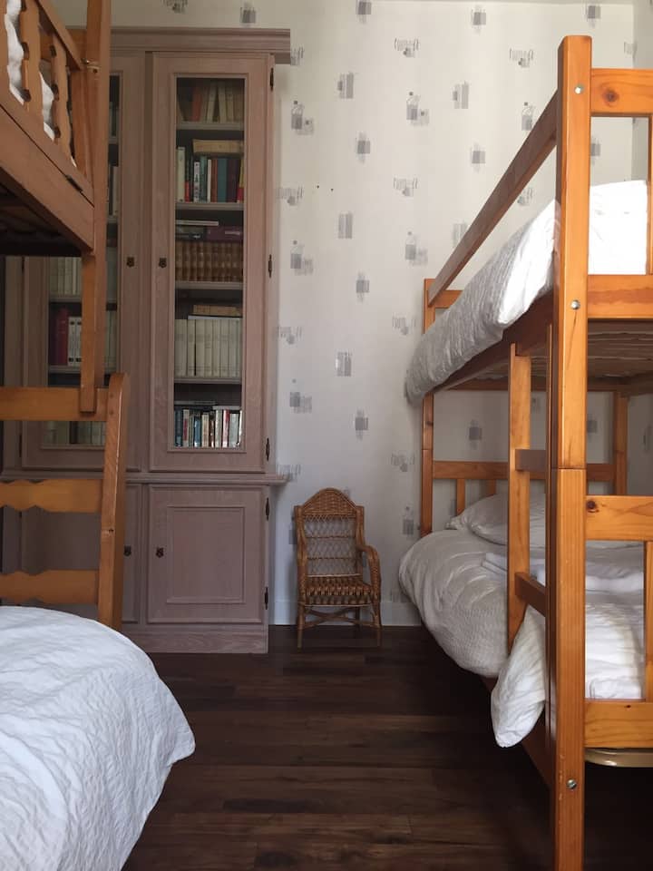 Dormitorio infantil en el primer piso, capacidad para 4 personas.
