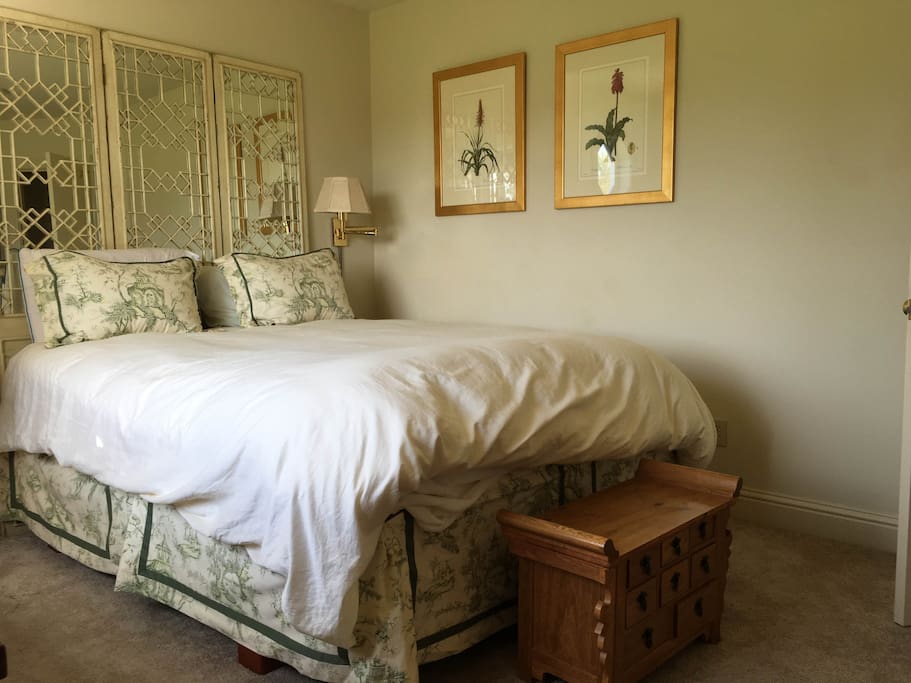 Queen bed with hall bath