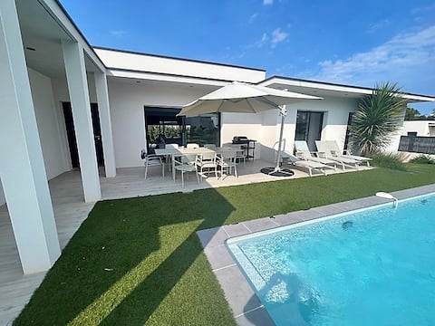 Beautiful villa with swimming pool 5 minutes from the beaches