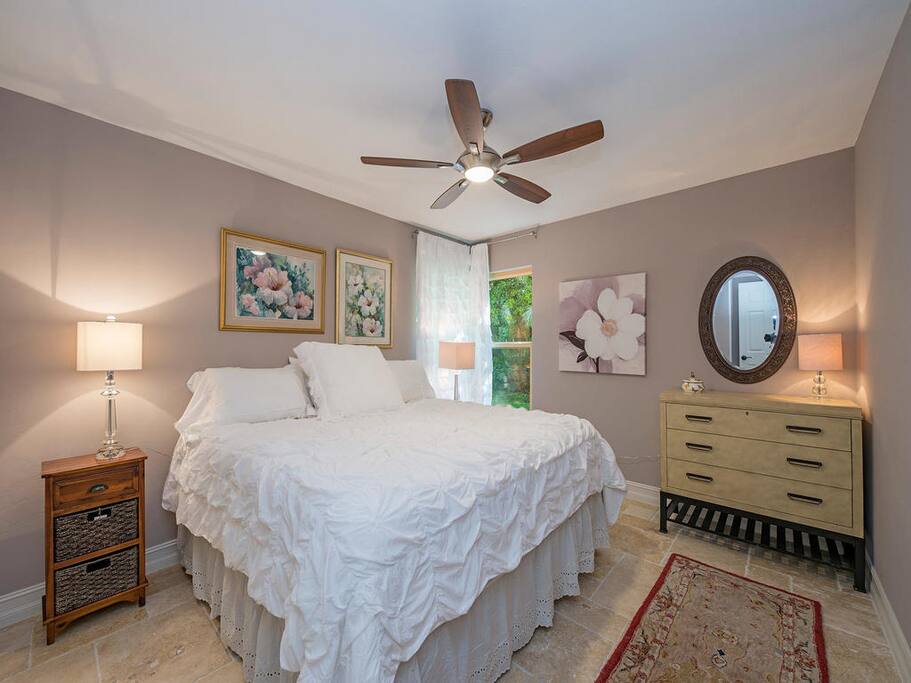 Beautiful tempur-pedic topped mattress, New and lovely with european
french pressed linens