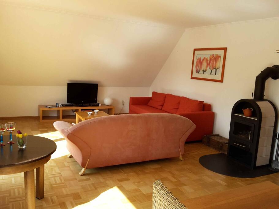 Wohnzimmer, der Ofen kann benutzt werden, Holz ist vorhanden