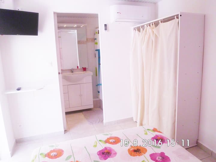 Მეორე საძინებლის ხედი სააბაზანოში