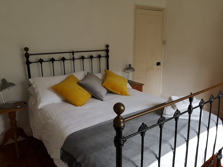 Двойна спалня с голям висок гардероб