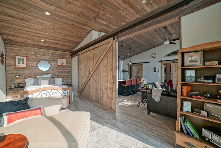 غرفة نوم في بيت القارب مع أبواب حظيرة كبيرة للخصوصية ، معروضة مفتوحة