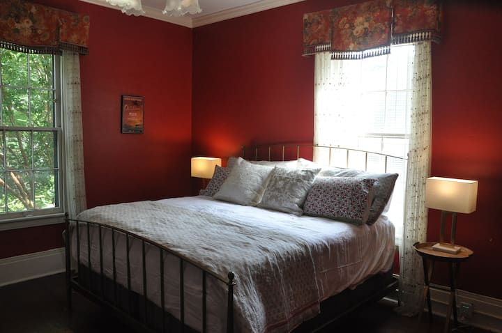 Each bedroom is very large, has a unique personality and includes a private full sized bathroom, Luxury sheets and sunny views of the historic neighborhood or the large green backyard.