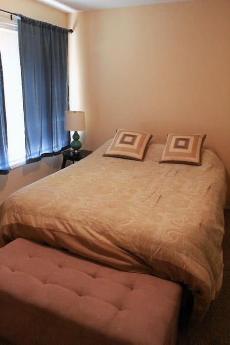 Main downstairs bedroom has a queen sized bed.