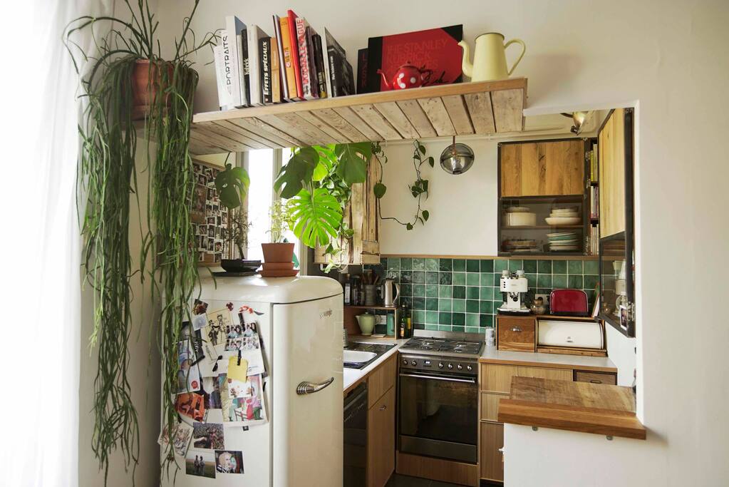 La cuisine est ouverte sur le salon et donne aussi sur le jardin.