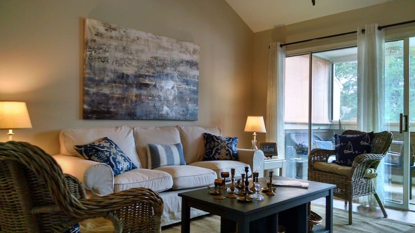 Cornelius Condo; walk to Lake Norman Boardwalk!