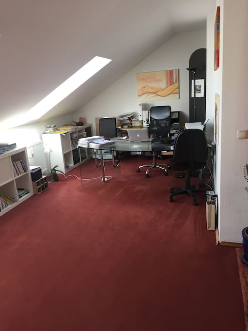 Büro mit Schreibtisch und Wlan