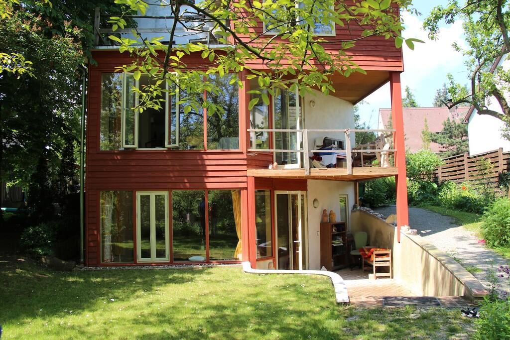 Und so vom Garten aus.