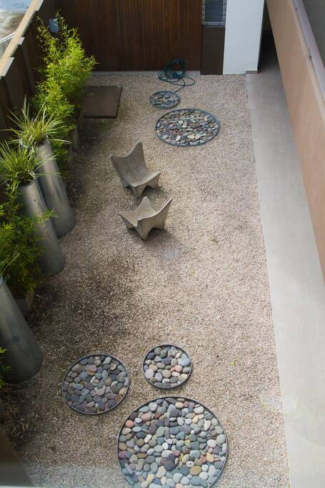 Patio común del edificio que se puede utilizar.