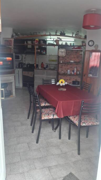 Otra vista living comedor con hogar a gas, TV 29" con cable