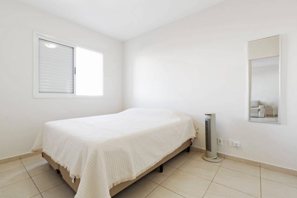 quarto com cama de casal queen - bedroom with queen bed.