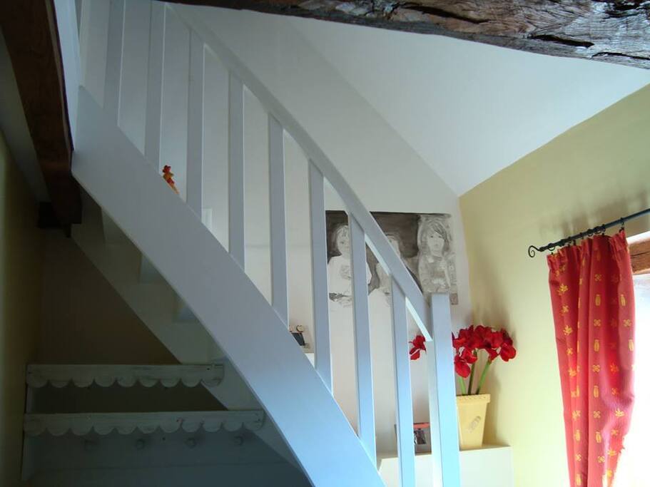 Chambre familiale avec 1 lit double en mezzanine et 2 lits simples