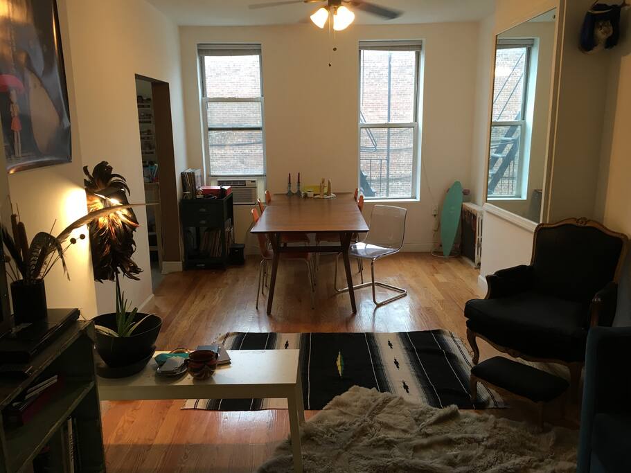 Beathe easy and kick back in the minimalistic livingroom / dining room space.