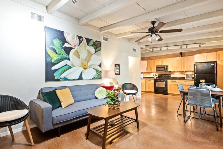 5 bdrms, 10 Mins Downtown, Next to UT,Free parking gallery image 3