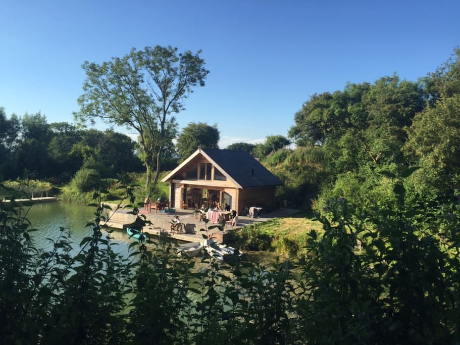 Luxury Cabin on Private Lake Houses for Rent in Hassocks, England