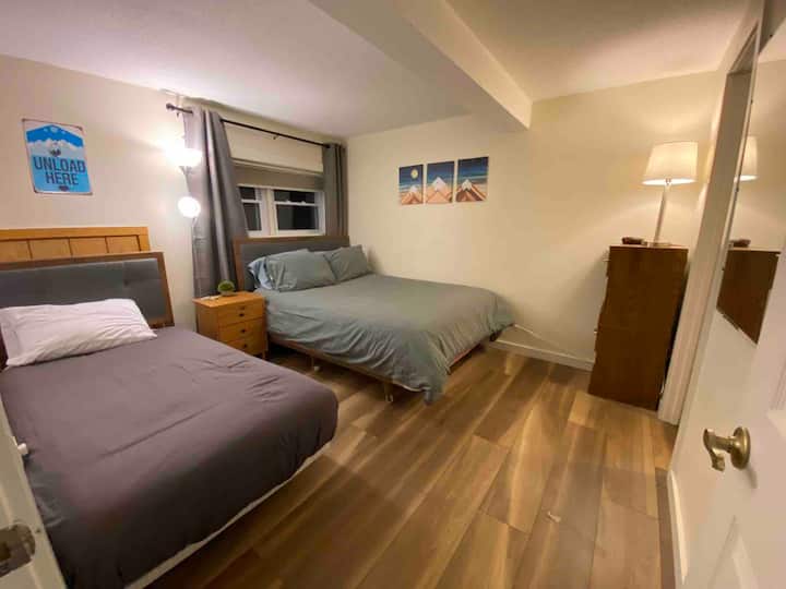 חדר שינה במפלס התחתון 1:

מיטה זוגית ומיטת קווין סייז.  חדר ארונות עם שתי שידות.